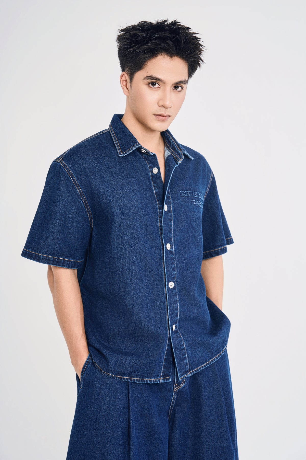 Áo Sơ Mi Denim Nam Ngắn Tay Logo Tối Màu