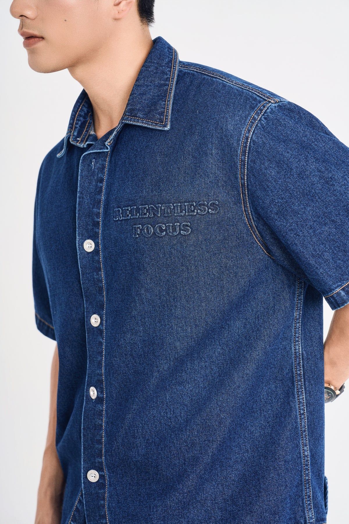 Áo Sơ Mi Denim Nam Ngắn Tay Logo Tối Màu