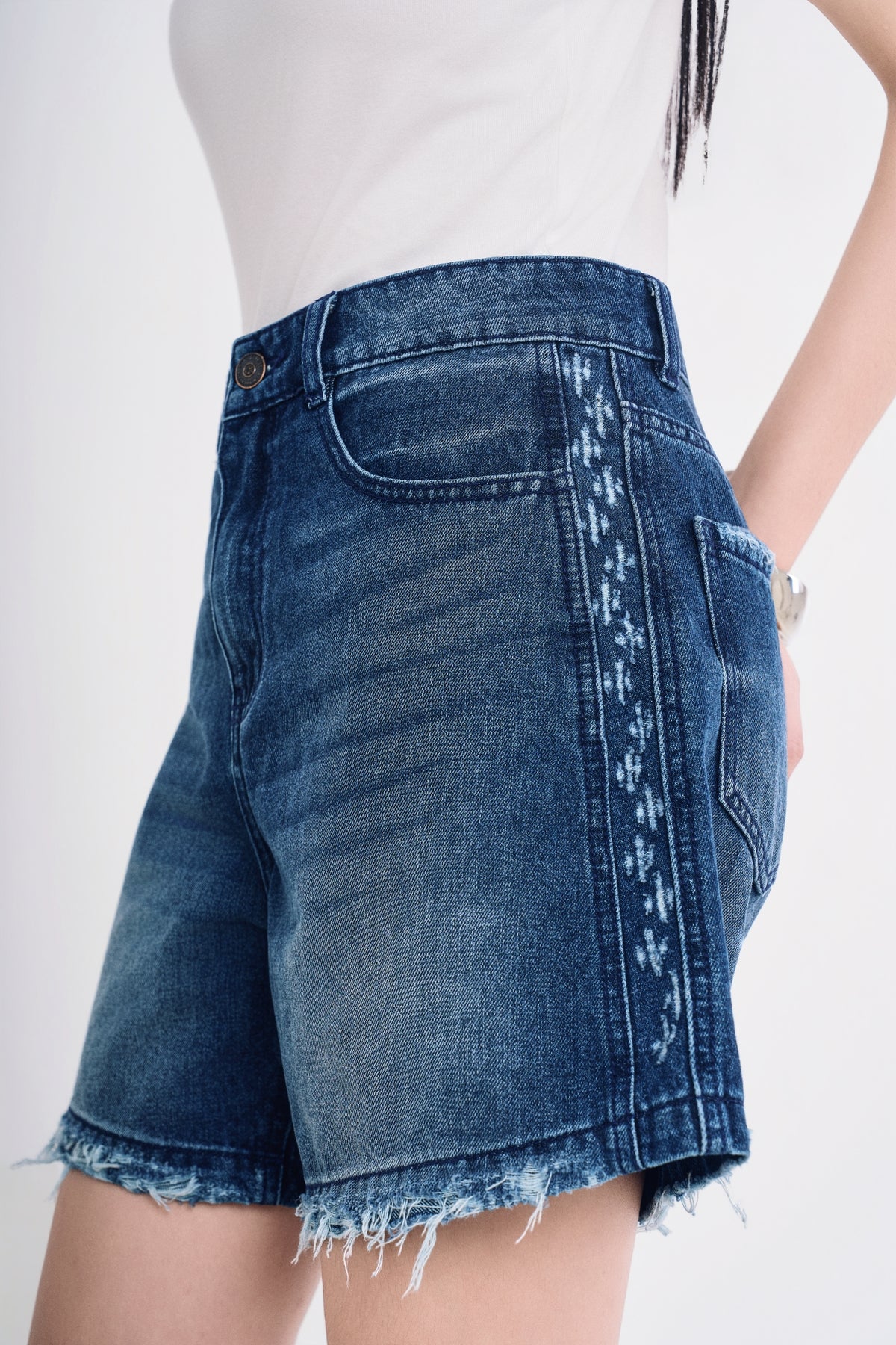 Quần Short Jeans Nữ Cạp Cao Gấu Tua Rua