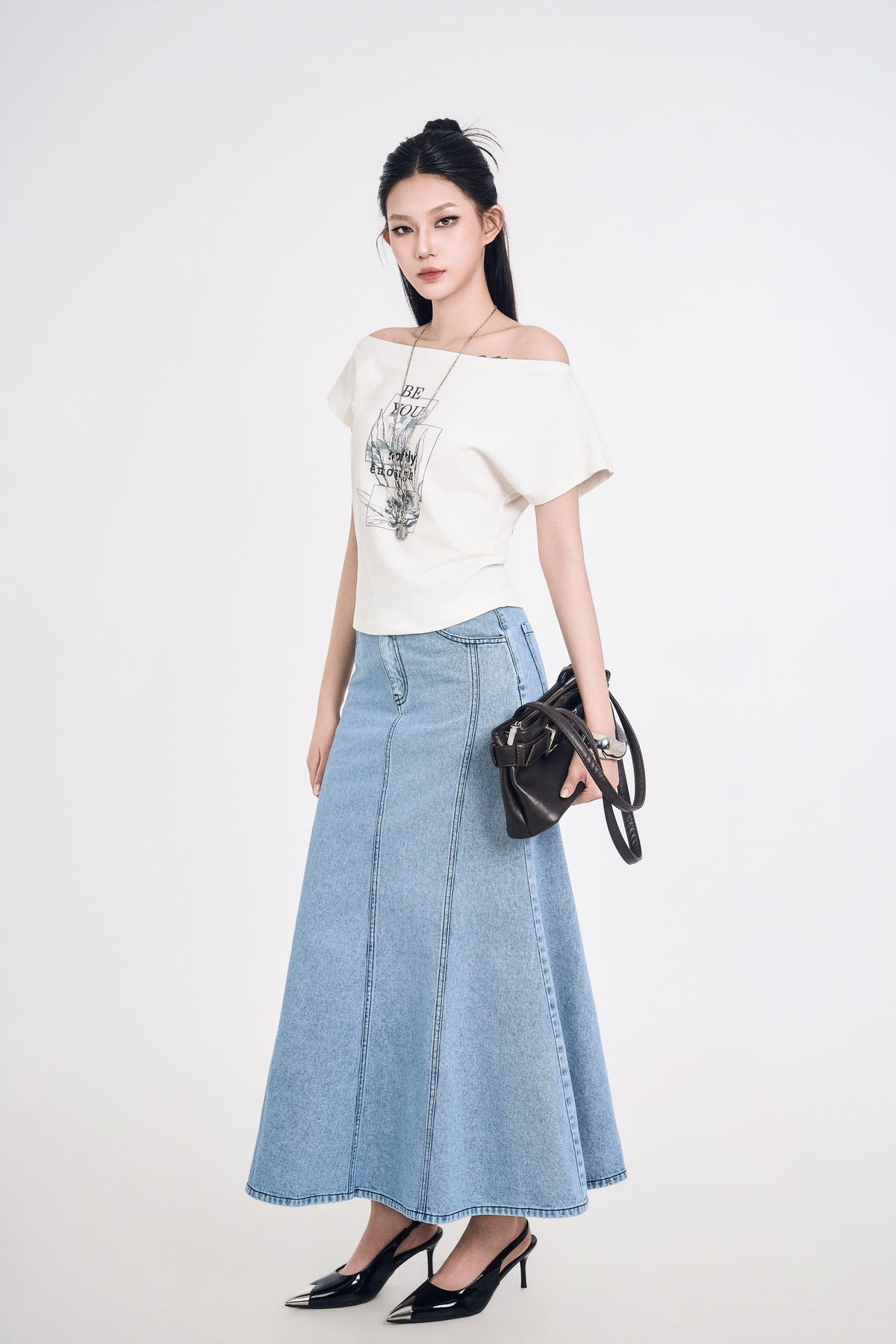 Áo Thun Nữ Cổ Thuyền Dáng Ôm Màu Trắng