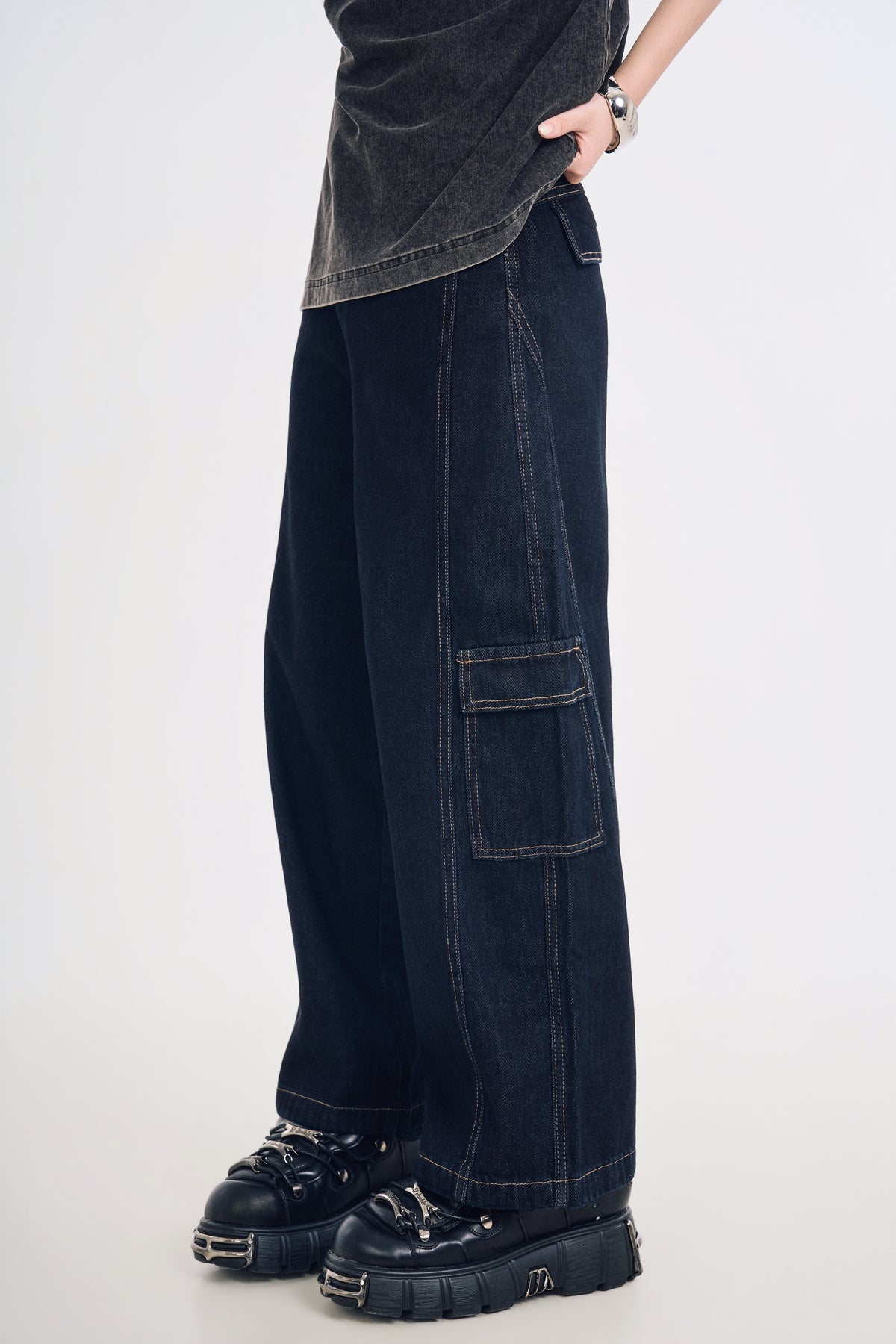 Quần Jeans Nữ Ống Cong Túi Hộp Xanh Chàm Đậm