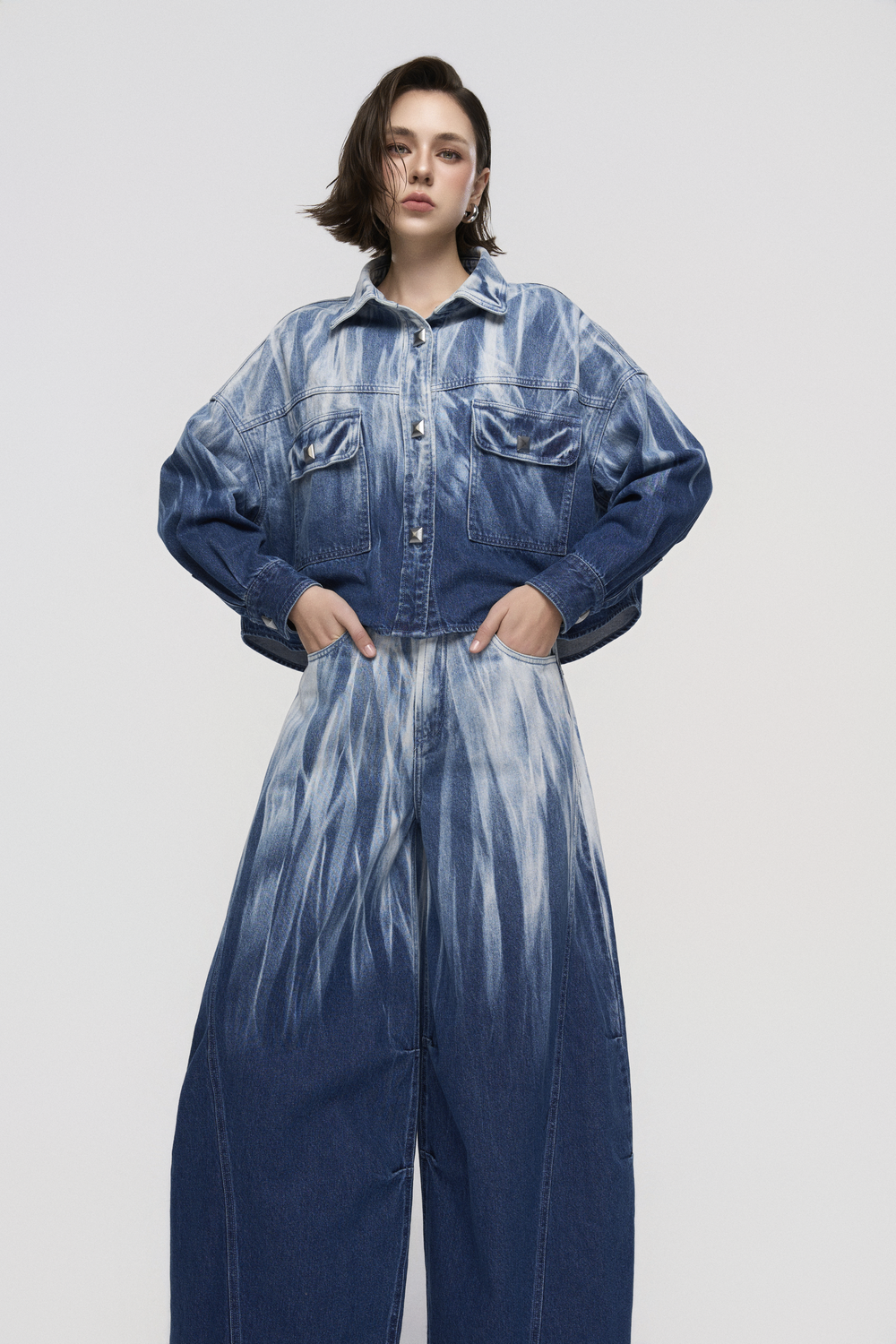 Áo Khoác Denim Nữ Dáng Lửng Túi Nắp Loang Màu