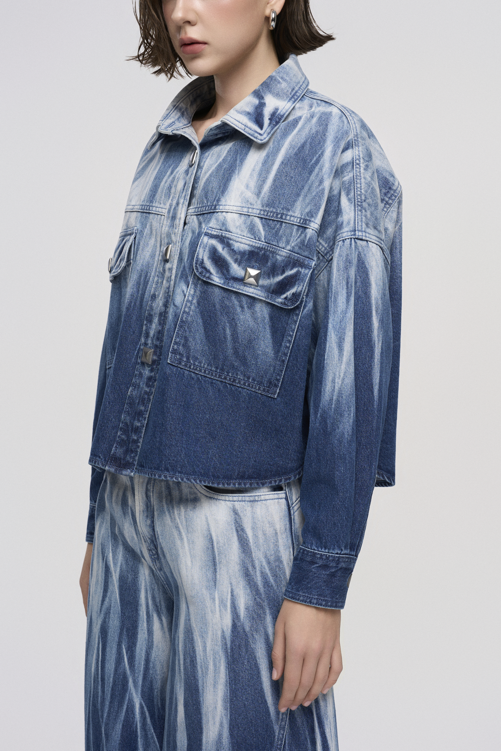 Áo Khoác Denim Nữ Dáng Lửng Túi Nắp Loang Màu