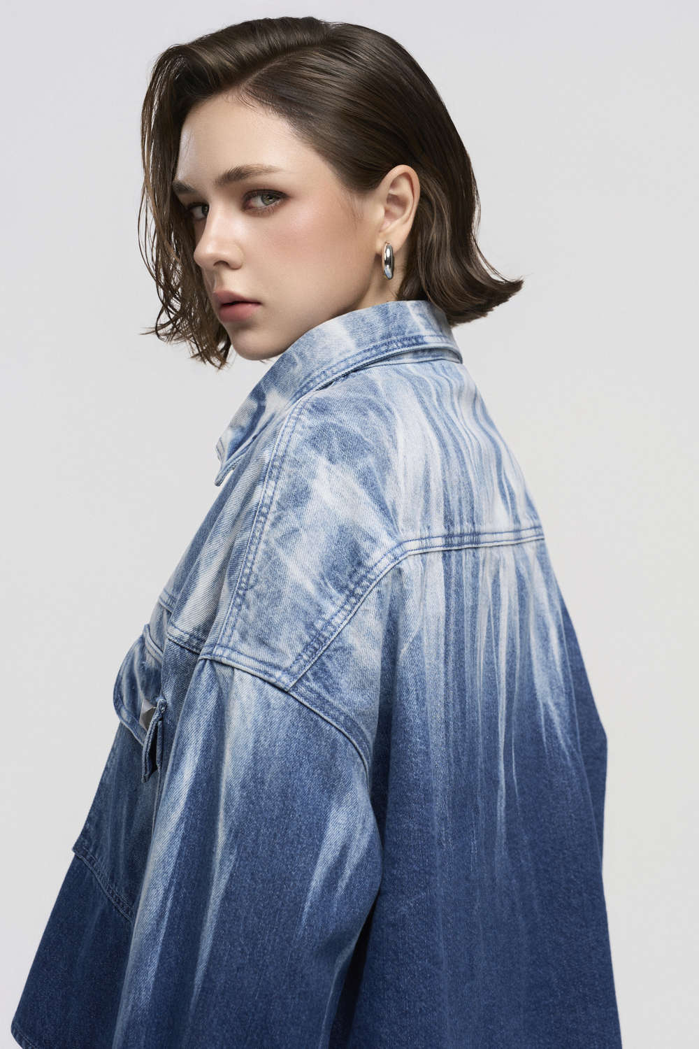 Áo Khoác Denim Nữ Dáng Lửng Túi Nắp Loang Màu