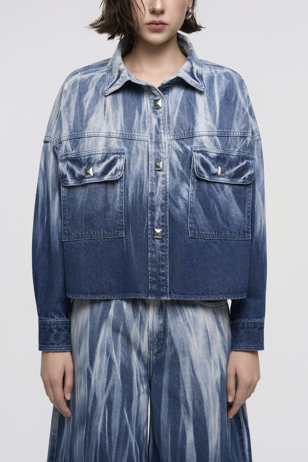 Áo Khoác Denim Nữ Dáng Lửng Túi Nắp Loang Màu